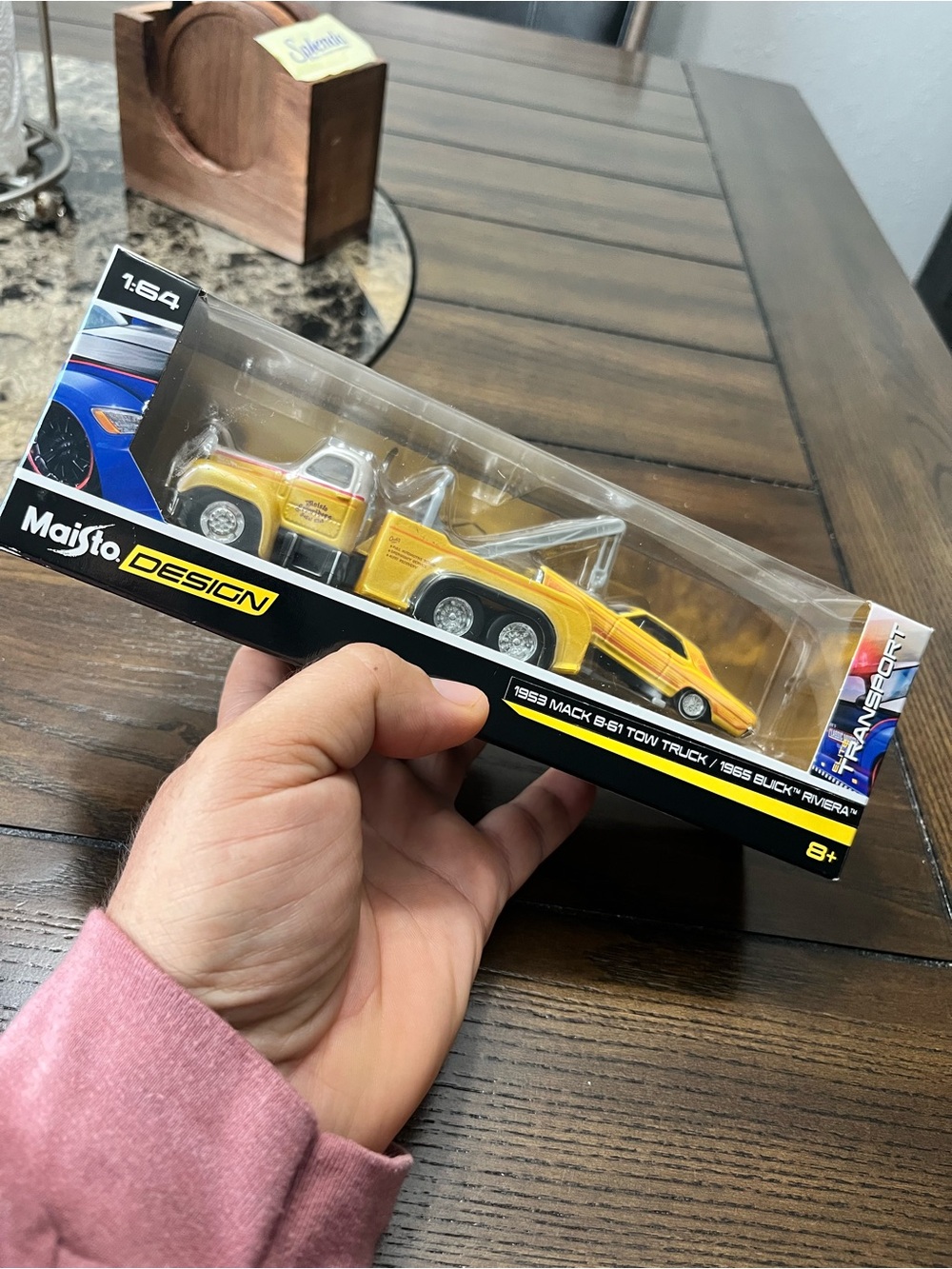 Maisto 1/64 Mack B-61 Tow Truck Toy with Yellow Black Riviera